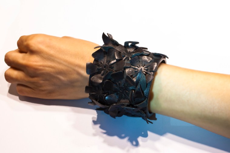 art_008-bracc_nero_fiori_2