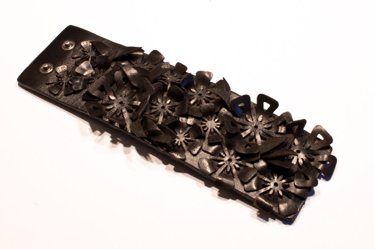 art_008_bracc_nero_fiori